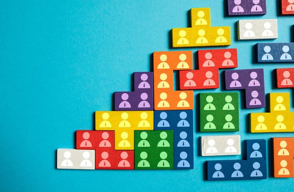 Comment la PSP (PlayStation Portable) a-t-elle élargi le concept de jeux portables avec ses fonctionnalités multimédia ?