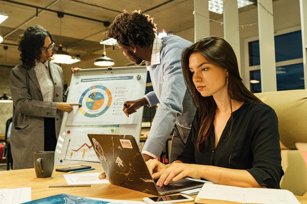 Optimiser votre présence en ligne avec une agence développement web